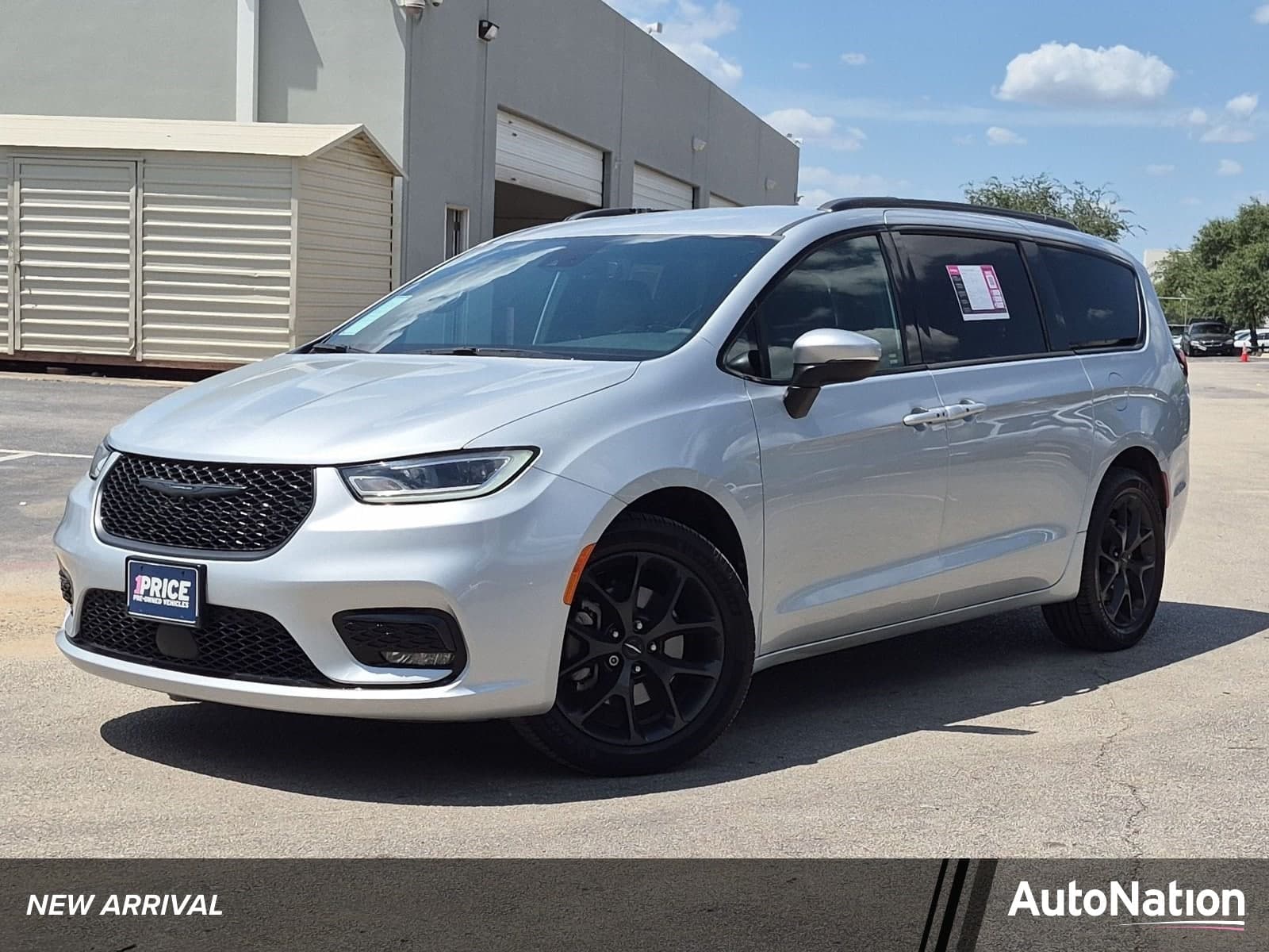 2023 Chrysler Pacifica Touring L — photo 1 of 30