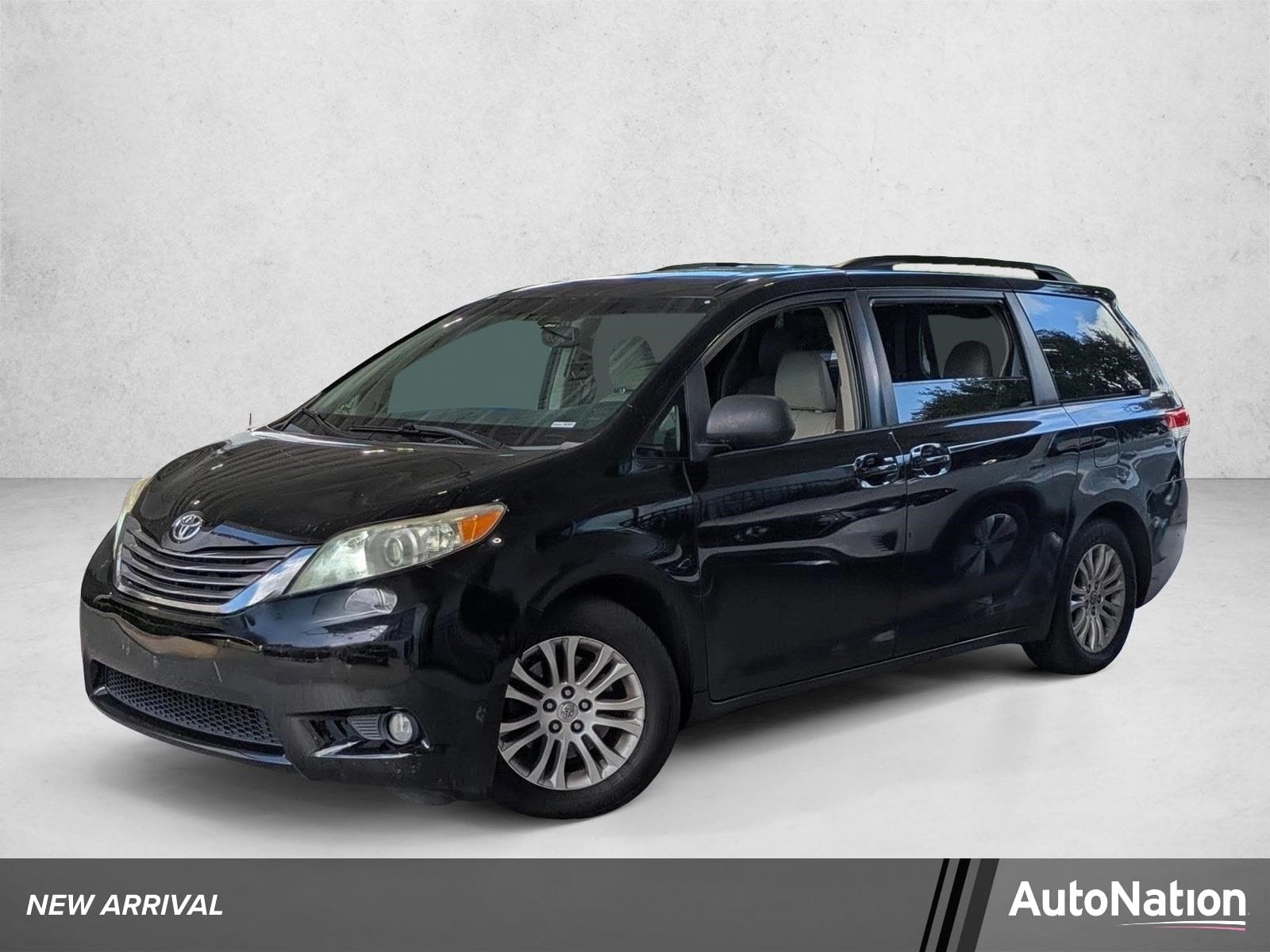 2013 Toyota Sienna XLE — photo 1 of 15