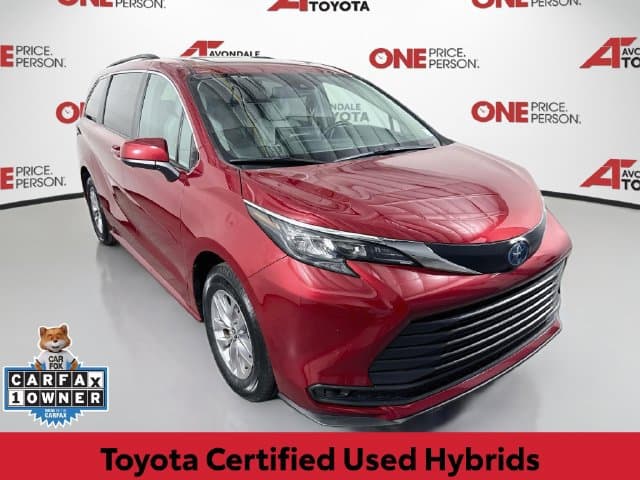 2025 Toyota Sienna LE — photo 1 of 35