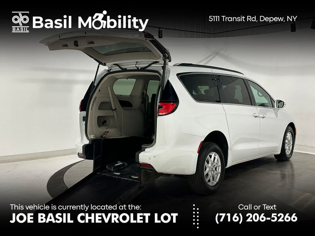 2022 Chrysler Pacifica Base — photo 1 of 46