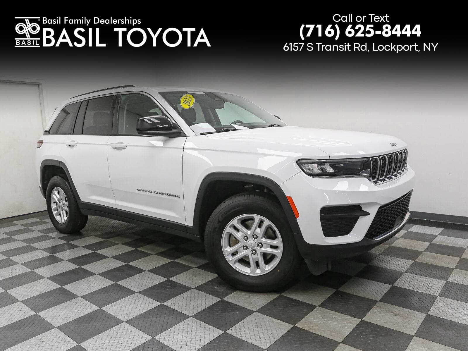 2023 Jeep Grand Cherokee Laredo — photo 1 of 44