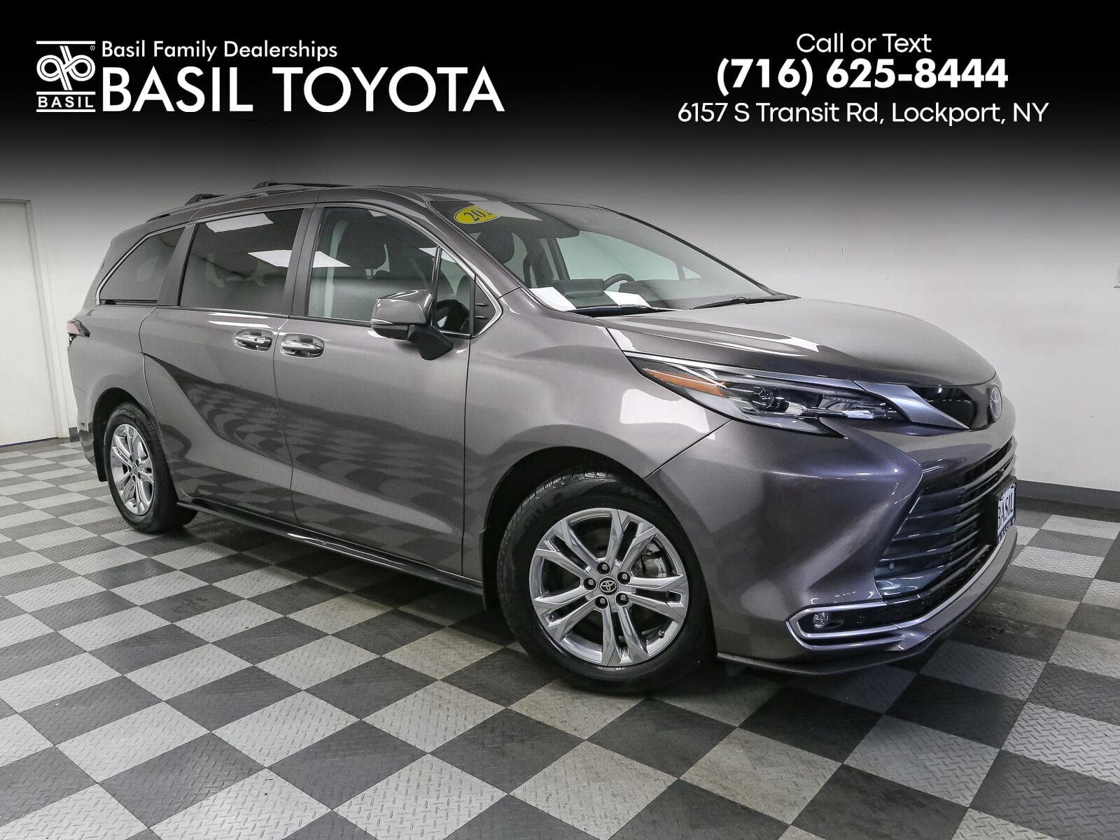 2023 Toyota Sienna Platinum — photo 1 of 47