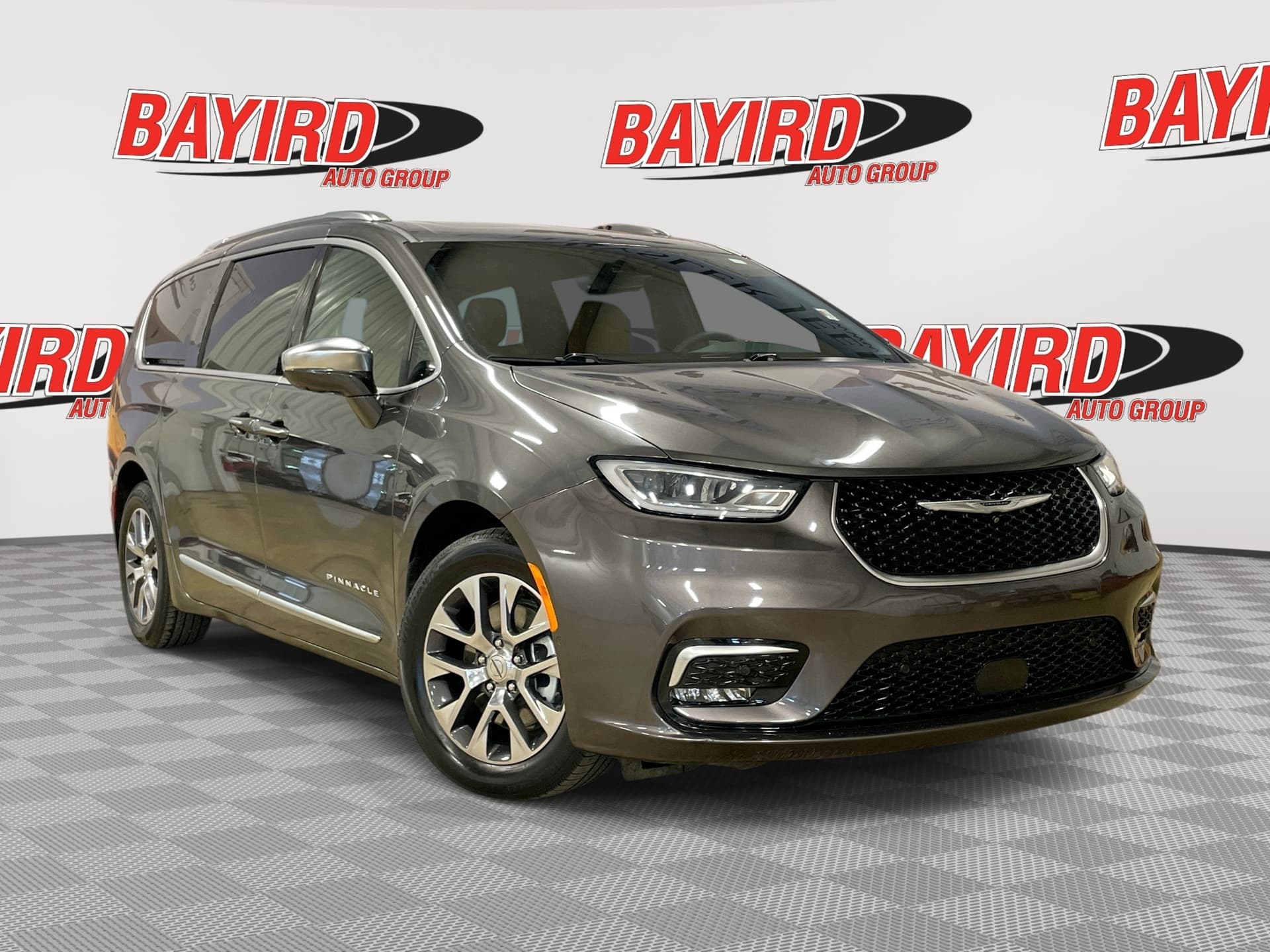 2022 Chrysler Pacifica Hybrid Pinnacle — photo 1 of 38