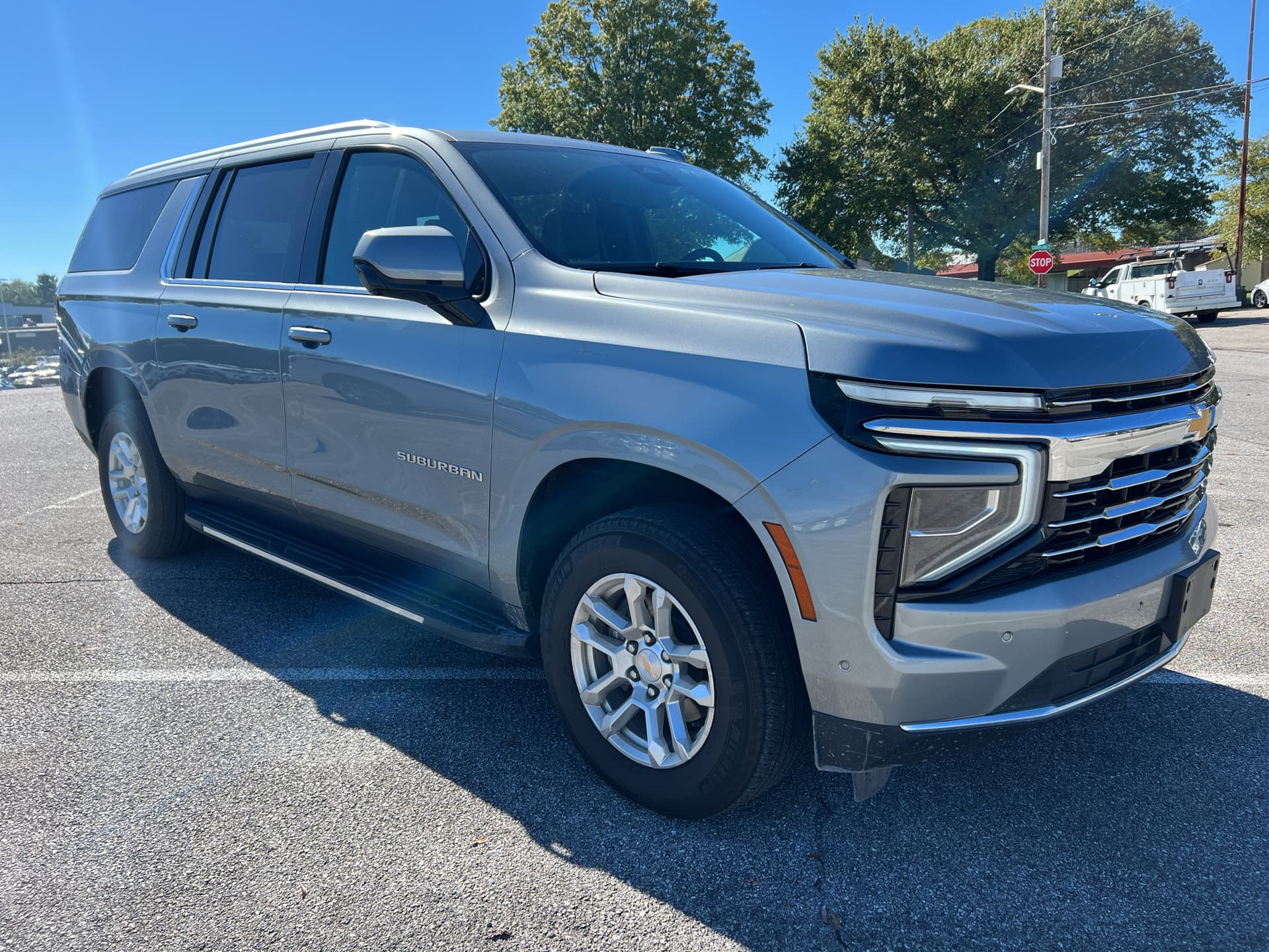 2025 Chevrolet Suburban LT — photo 1 of 14