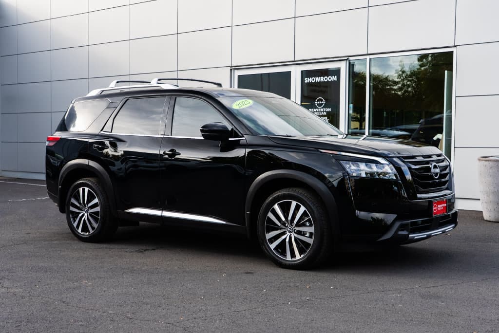 2025 Nissan Pathfinder Platinum — photo 1 of 32