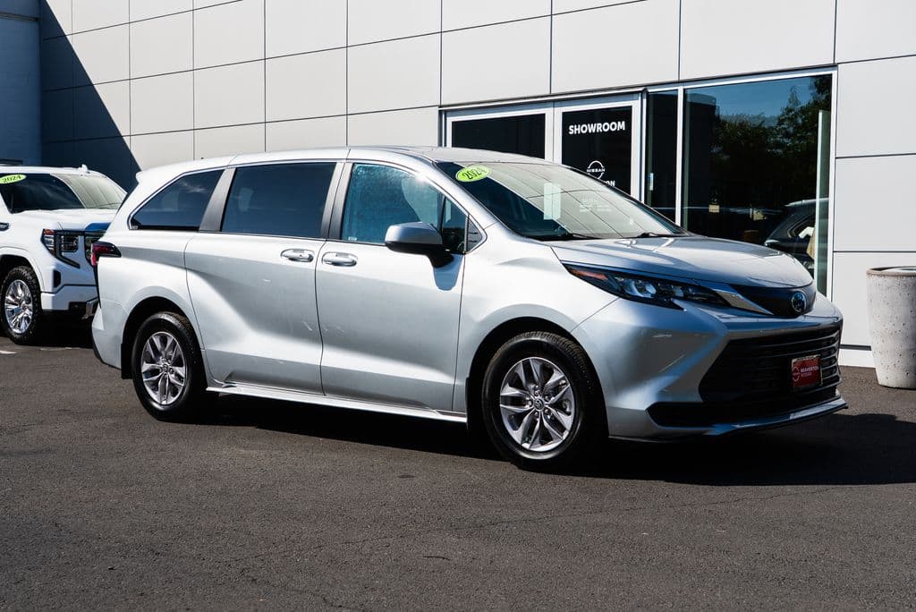 2024 Toyota Sienna LE — photo 1 of 28