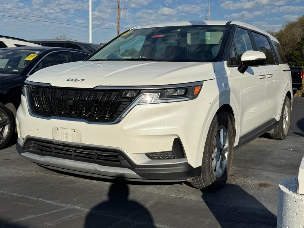 2023 Kia Carnival LX — photo 1 of 3