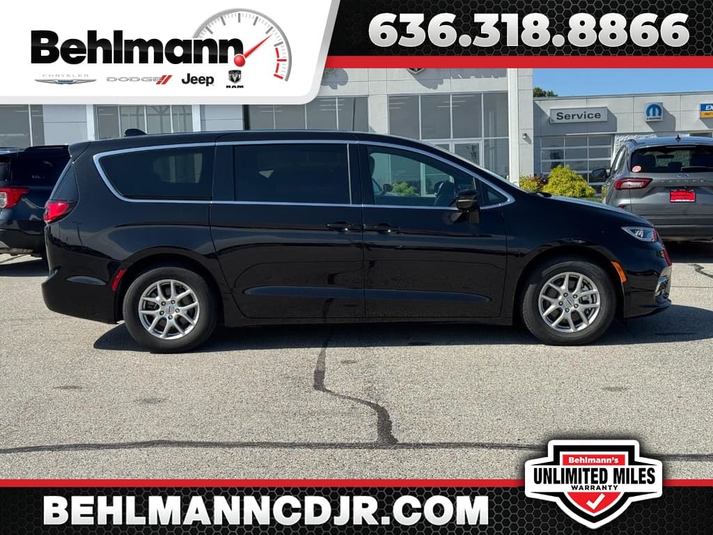 2025 Chrysler Pacifica Select — photo 1 of 30