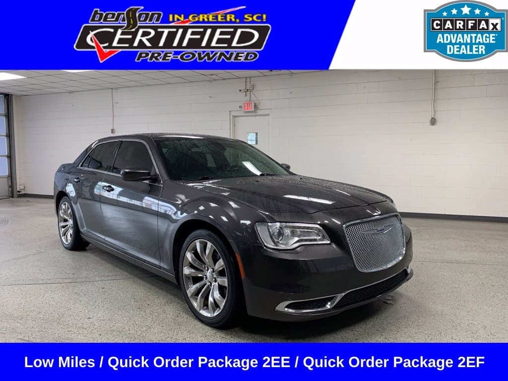 2019 Chrysler 300 Touring — photo 1 of 10