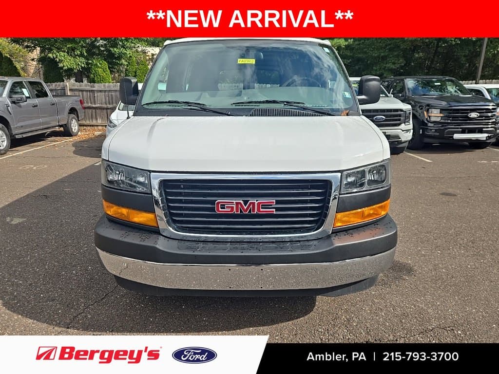 2024 GMC Savana Cargo Van Base — photo 1 of 16