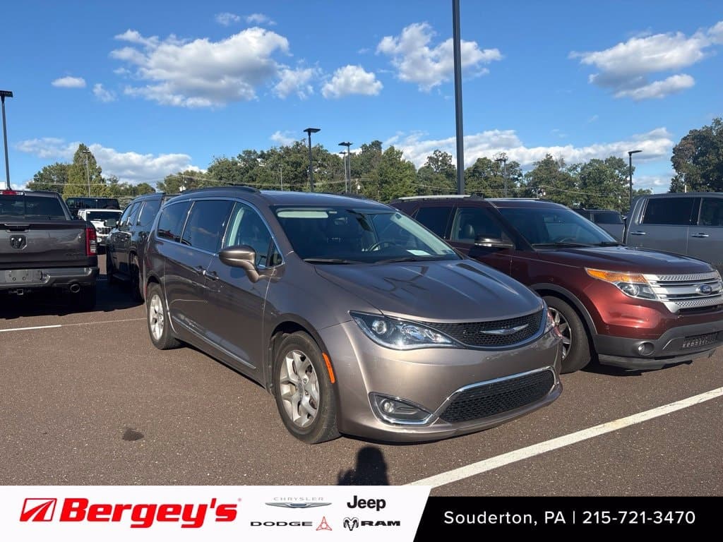 2017 Chrysler Pacifica Touring-L — photo 1 of 12