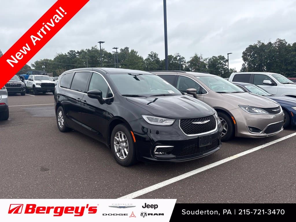 2026 Chrysler Pacifica Select — photo 1 of 10