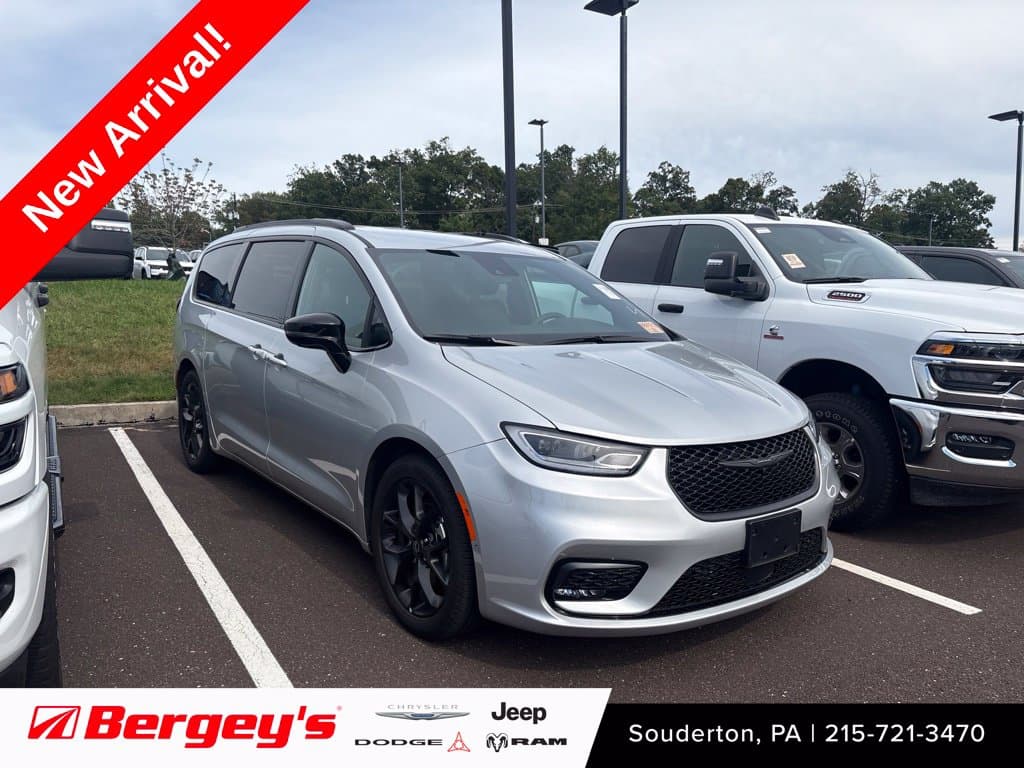 2026 Chrysler Pacifica Select — photo 1 of 11