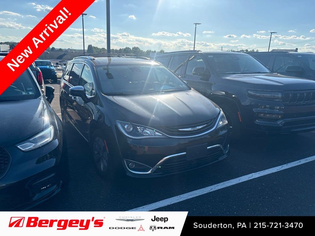 2017 Chrysler Pacifica Hybrid Platinum — photo 1 of 11