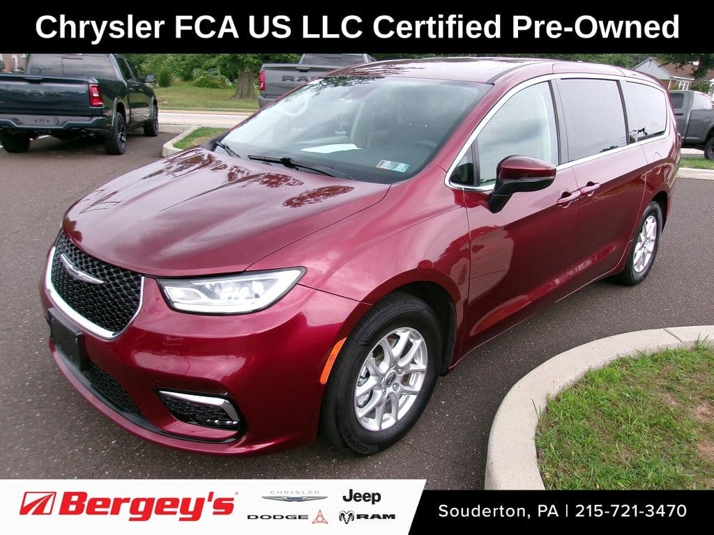 2023 Chrysler Pacifica Touring L — photo 1 of 25