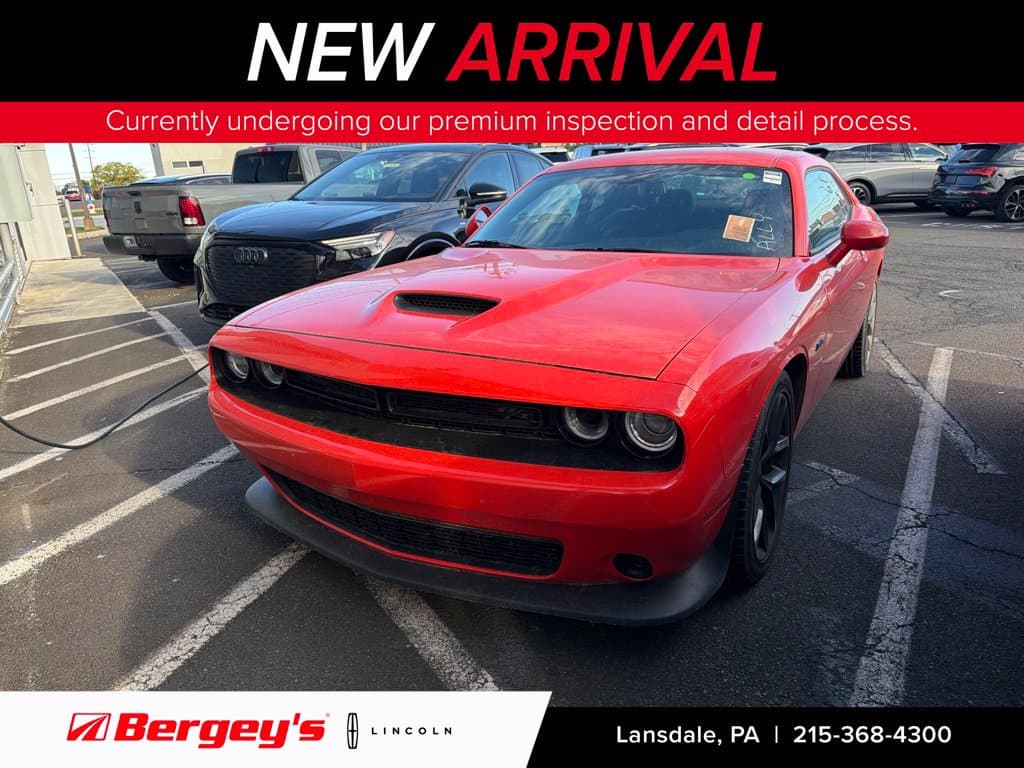 2023 Dodge Challenger Base — photo 1 of 15