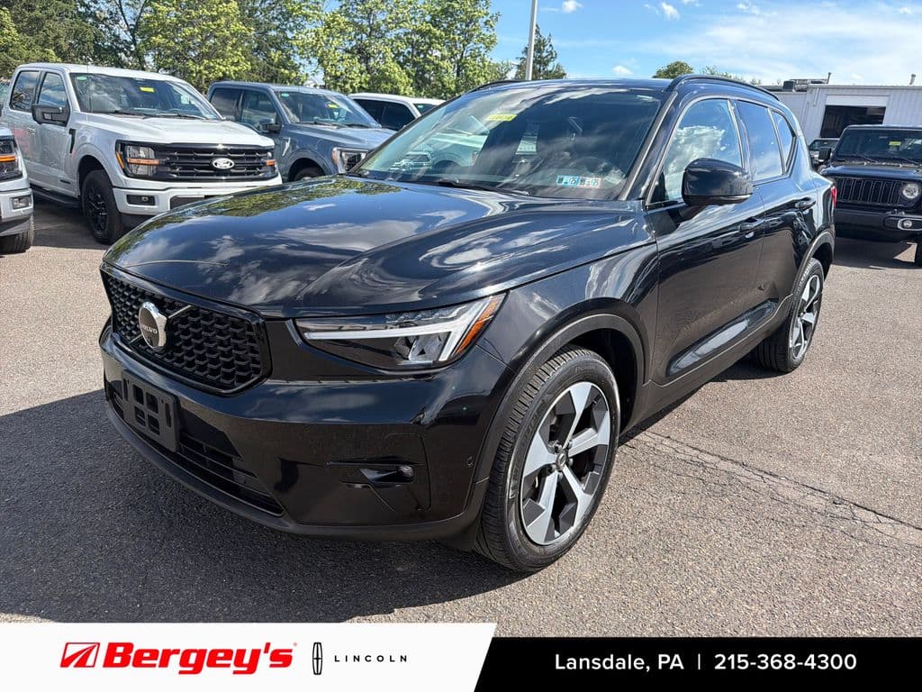 2023 Volvo XC40 Base — photo 1 of 37