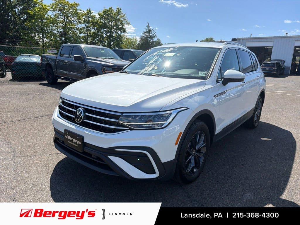 2023 Volkswagen Tiguan Base — photo 1 of 36