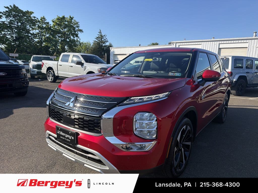 2023 Mitsubishi Outlander PHEV Base — photo 1 of 37