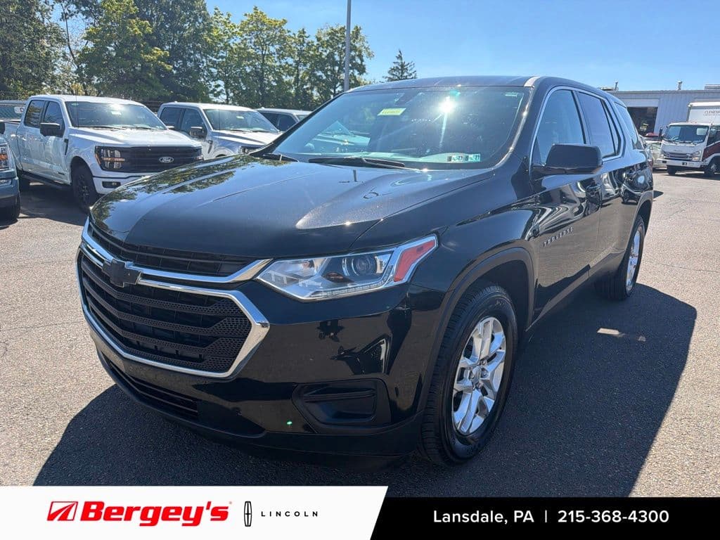 2018 Chevrolet Traverse Base — photo 1 of 40