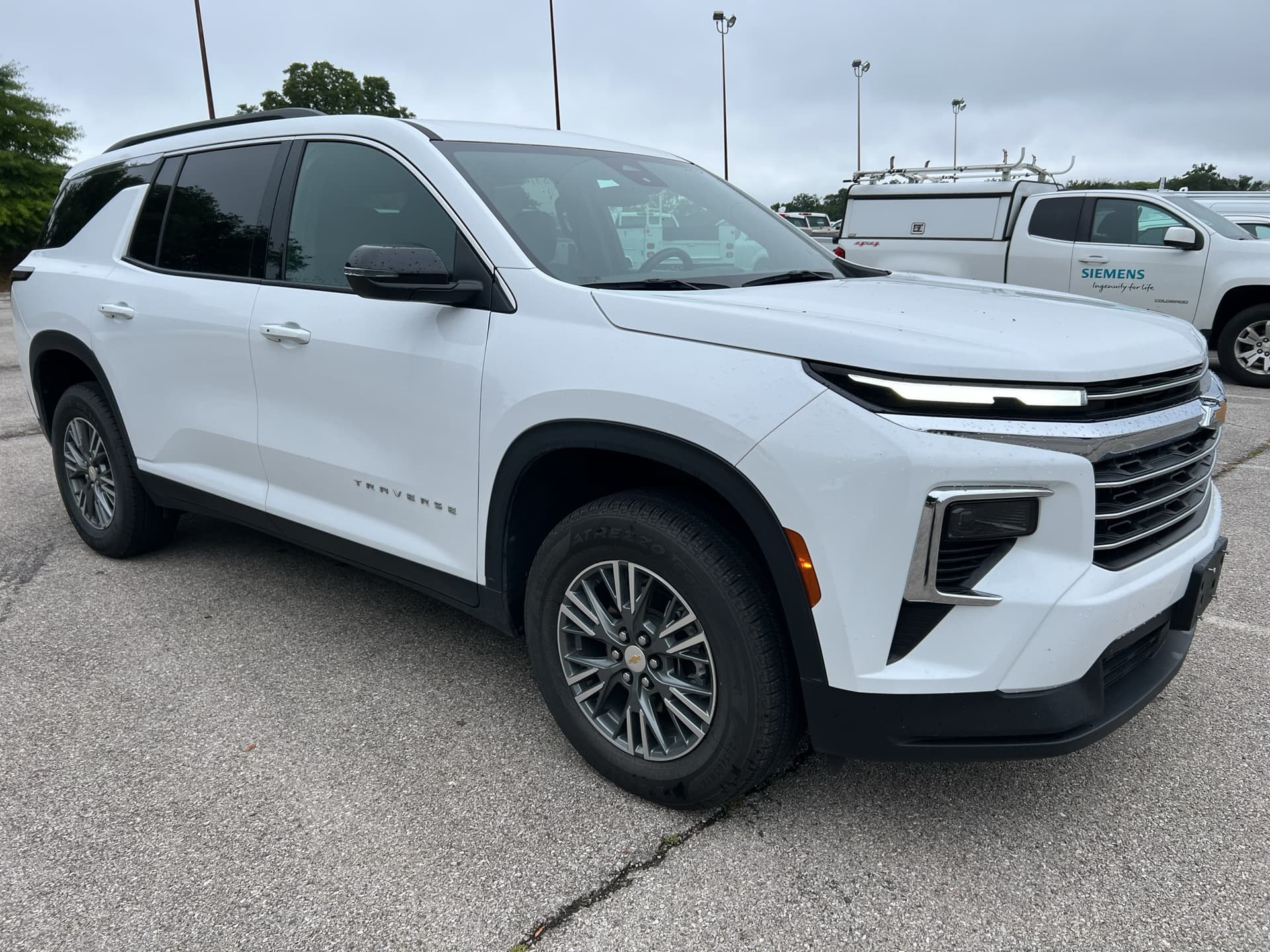 2025 Chevrolet Traverse AWD LT — photo 1 of 13