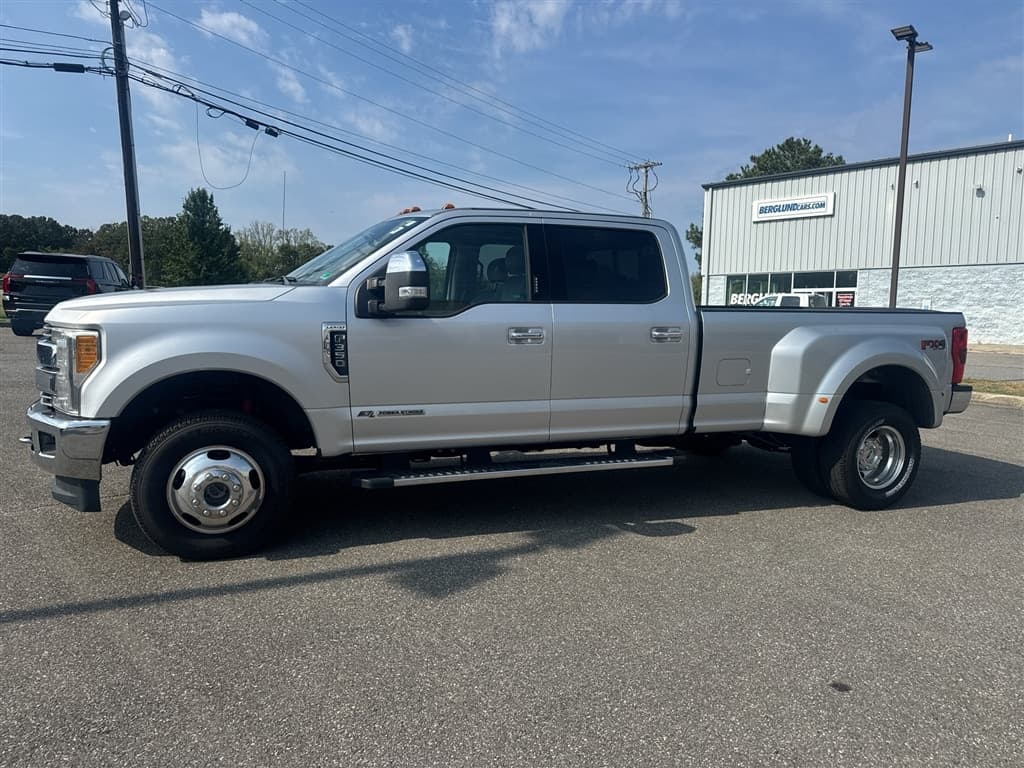 2017 Ford Super Duty F-350 DRW Lariat — photo 1 of 5