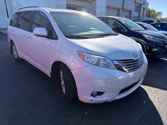 2017 Toyota Sienna XLE — photo 1 of 4