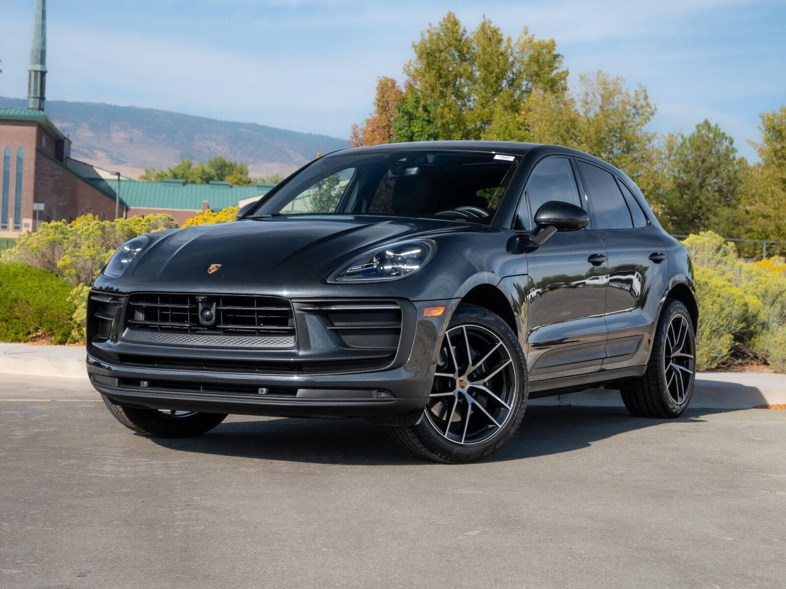 2025 Porsche Macan Base — photo 1 of 36