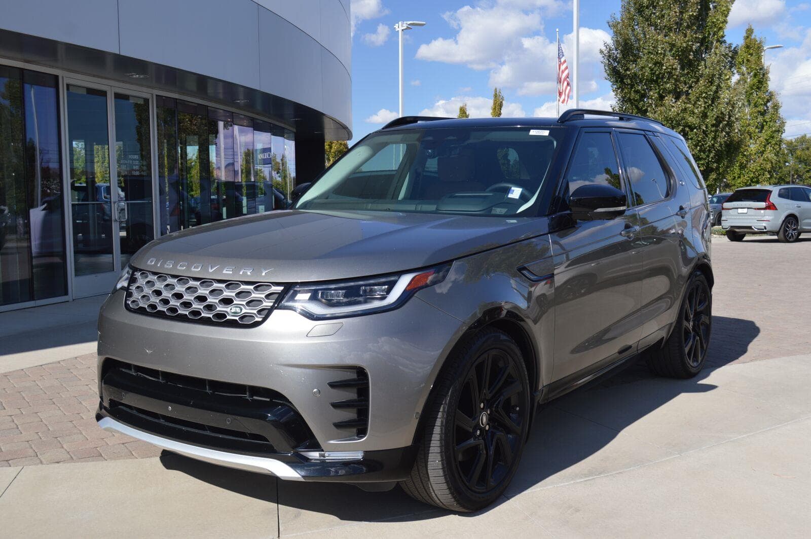 2025 Land Rover Discovery Metropolitan Edition — photo 1 of 12