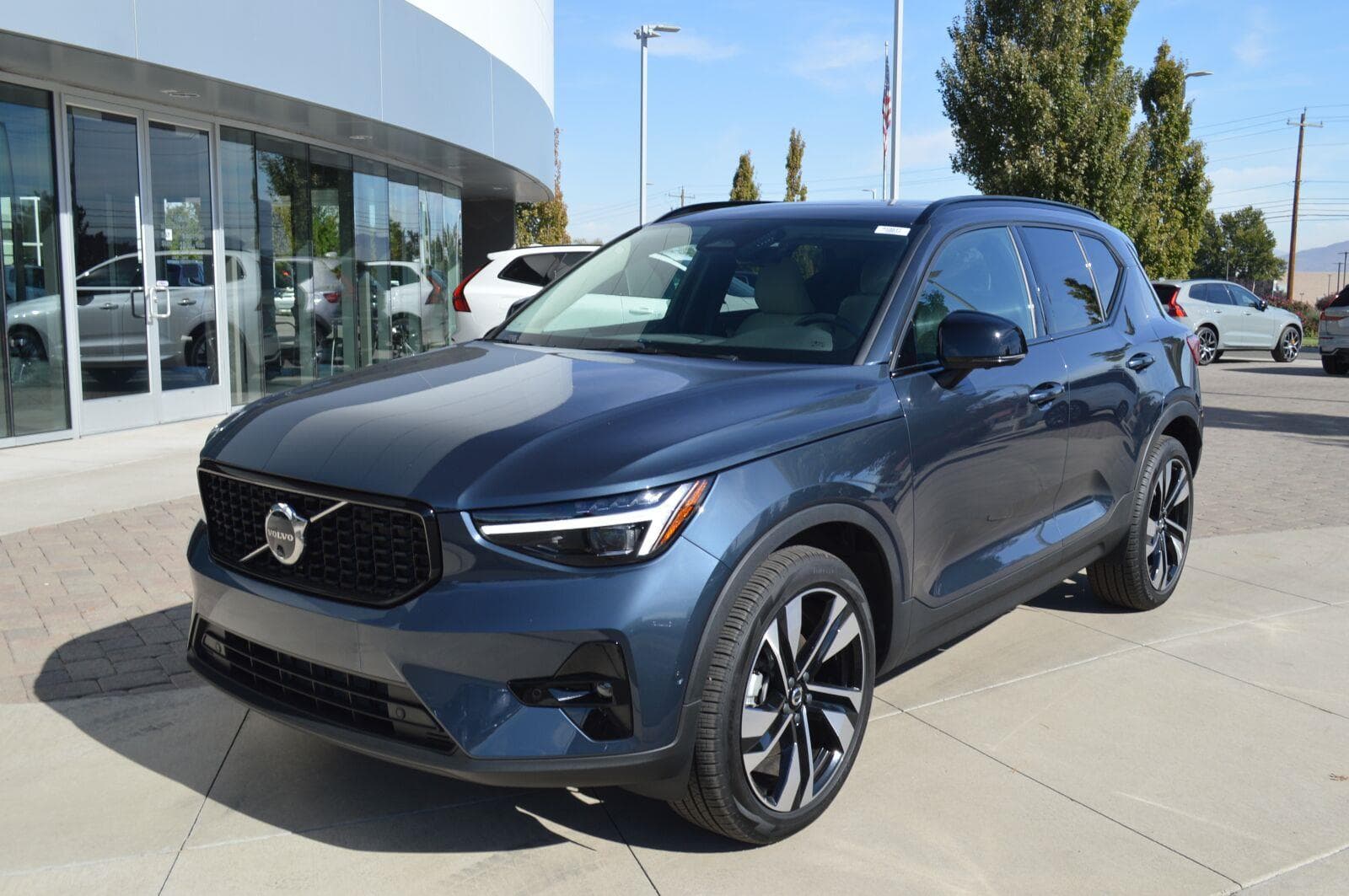 2026 Volvo XC40 Ultra — photo 1 of 12