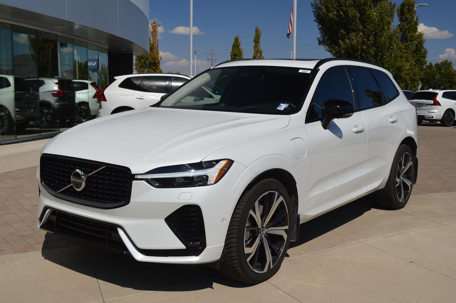 2024 Volvo XC60 Recharge Plug-In Hybrid Ultimate Dark Theme — photo 1 of 12