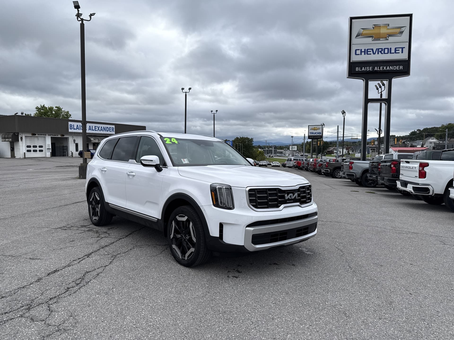 2024 Kia Telluride S — photo 1 of 26