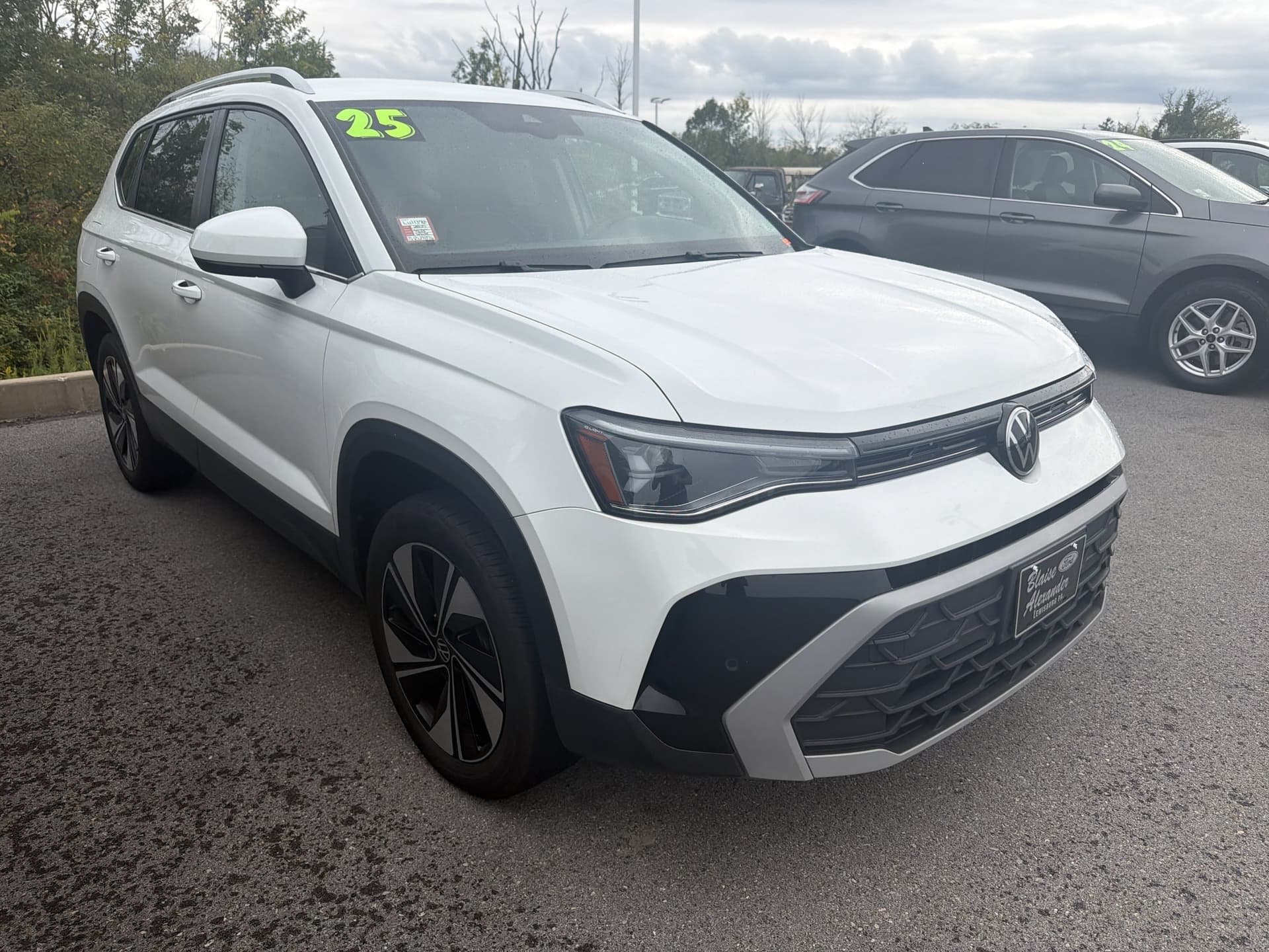 2025 Volkswagen Taos SE — photo 1 of 2