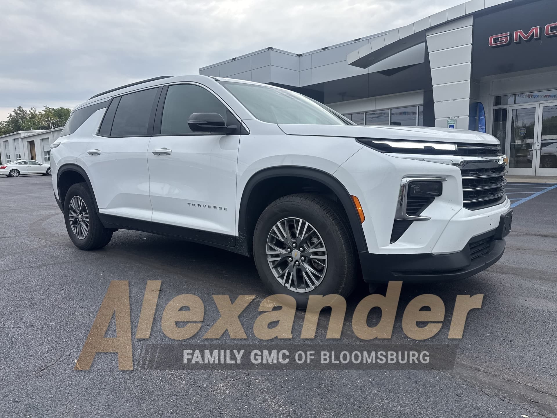 2025 Chevrolet Traverse AWD LT — photo 1 of 30