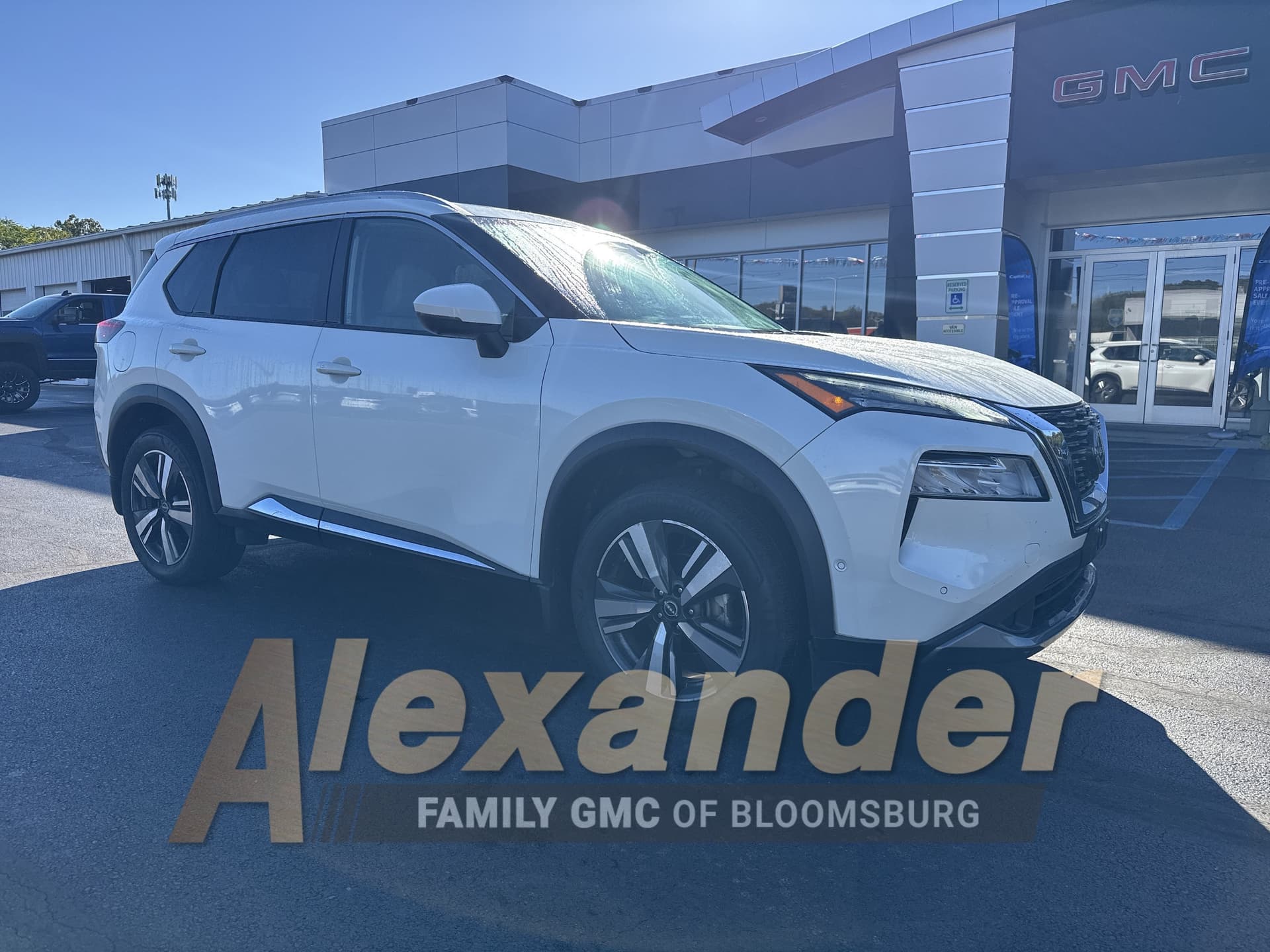 2023 Nissan Rogue SL — photo 1 of 31