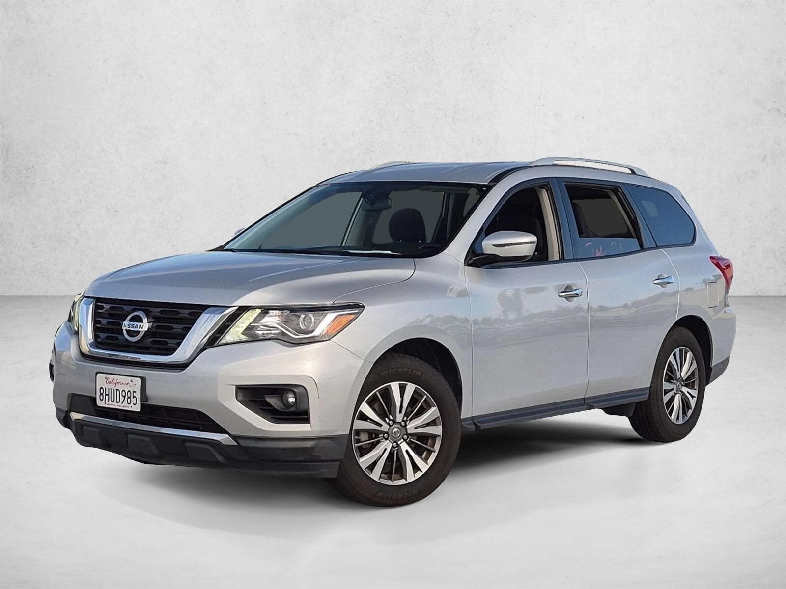 2018 Nissan Pathfinder Base — photo 1 of 15
