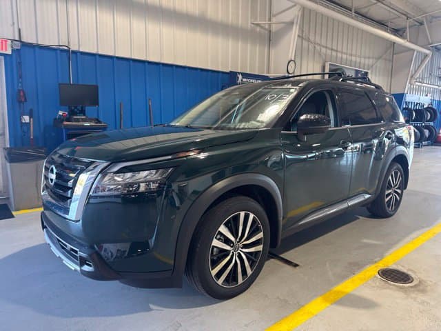 2025 Nissan Pathfinder Platinum — photo 1 of 15