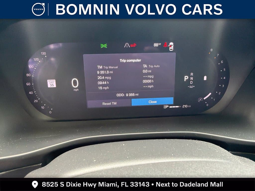 2024 Volvo XC40 Base — photo 1 of 16