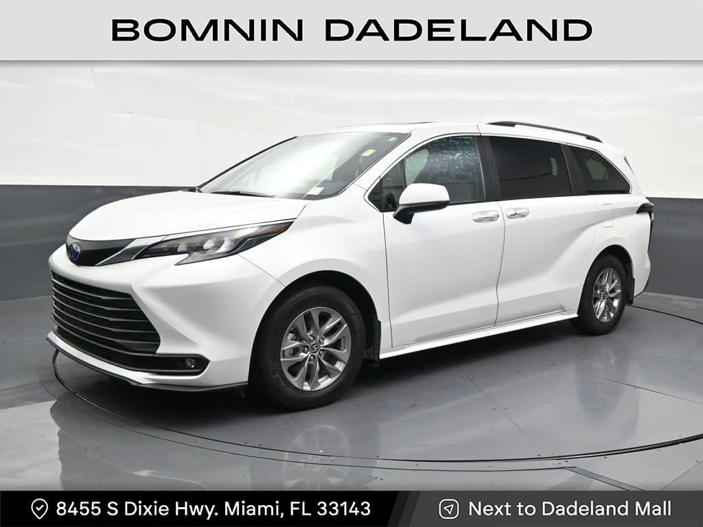 2025 Toyota Sienna XLE — photo 1 of 37