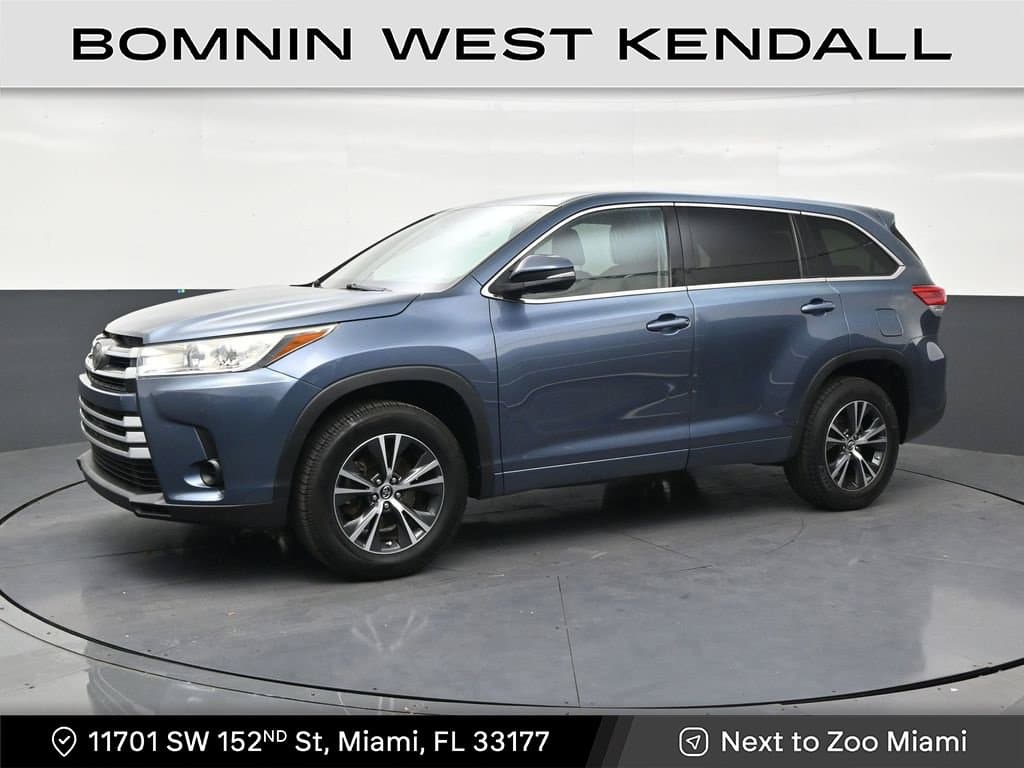 2018 Toyota Highlander LE — photo 1 of 33