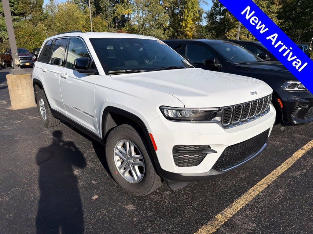 2025 Jeep Grand Cherokee Laredo — photo 1 of 2