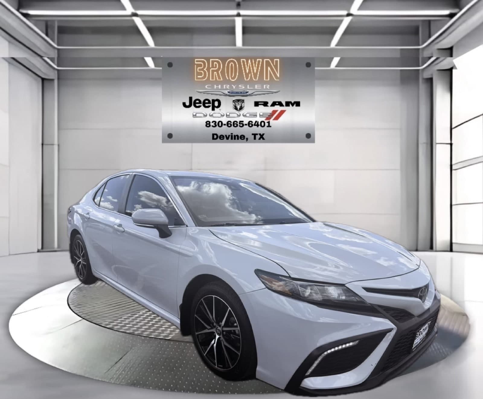 2024 Toyota Camry SE — photo 1 of 18