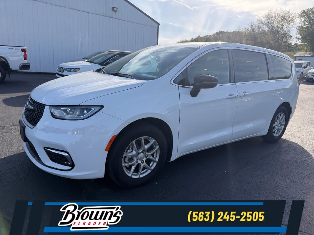 2026 Chrysler Pacifica Select — photo 1 of 9