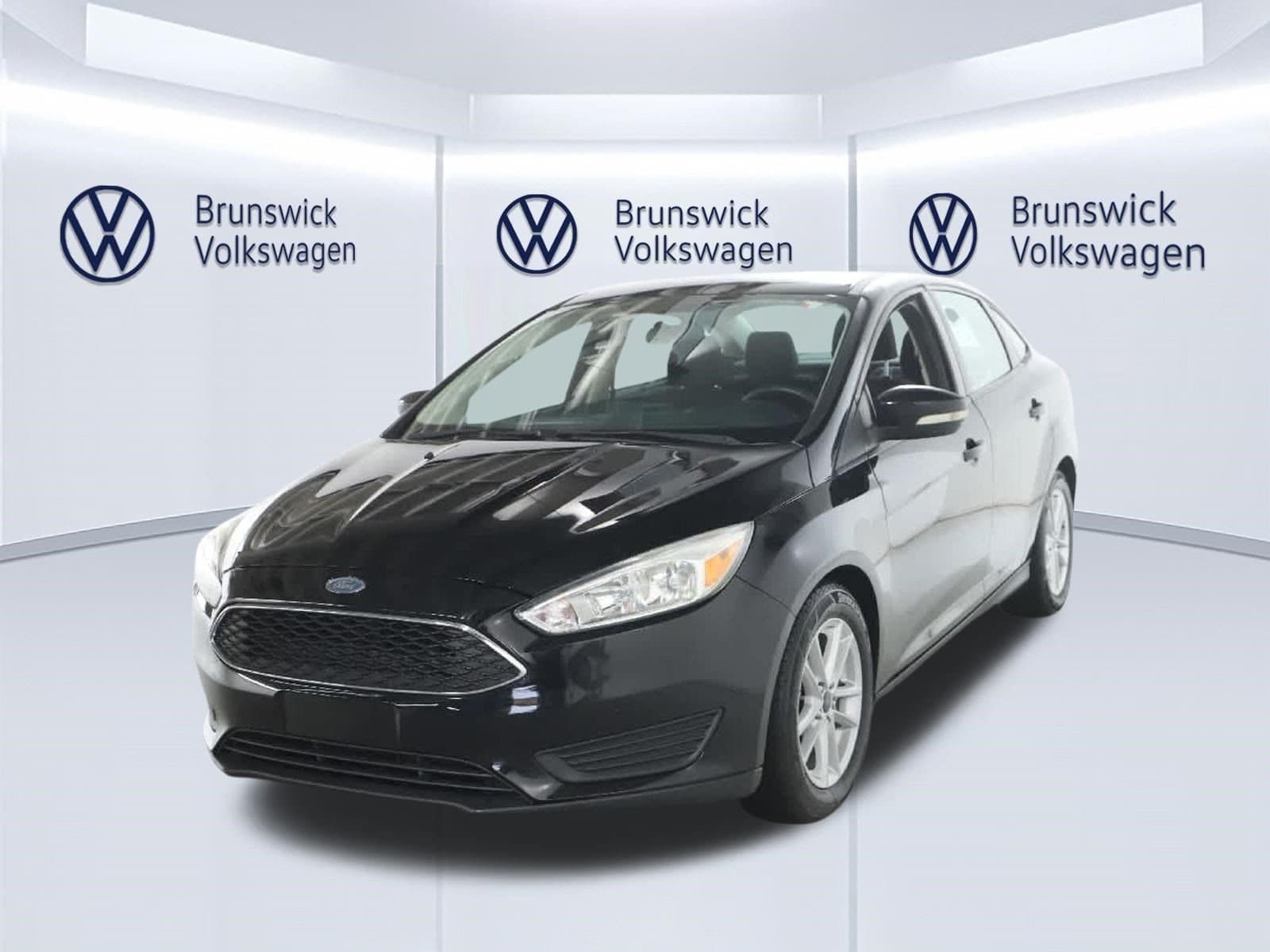 2017 Ford Focus SE — photo 1 of 43