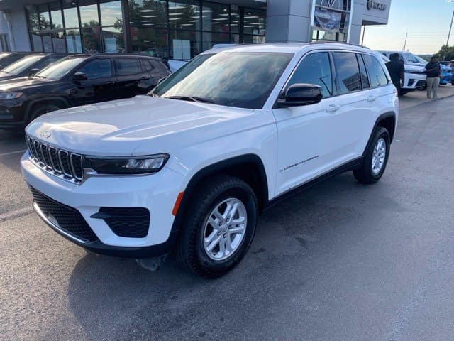 2023 Jeep Grand Cherokee Laredo — photo 1 of 18