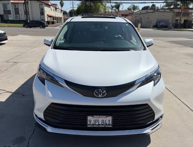 2024 Toyota Sienna XLE — photo 1 of 16