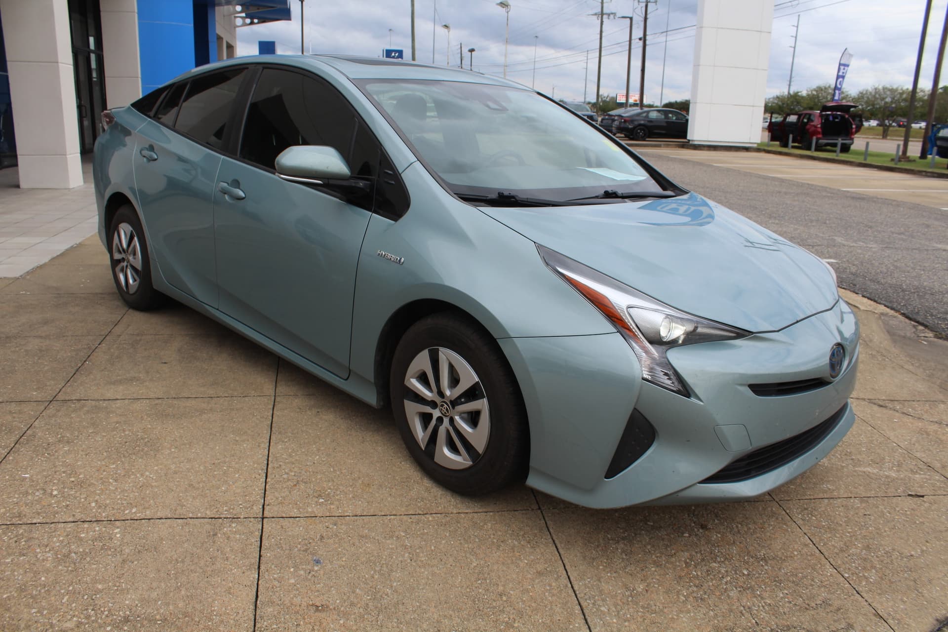 2016 Toyota Prius Base — photo 1 of 5