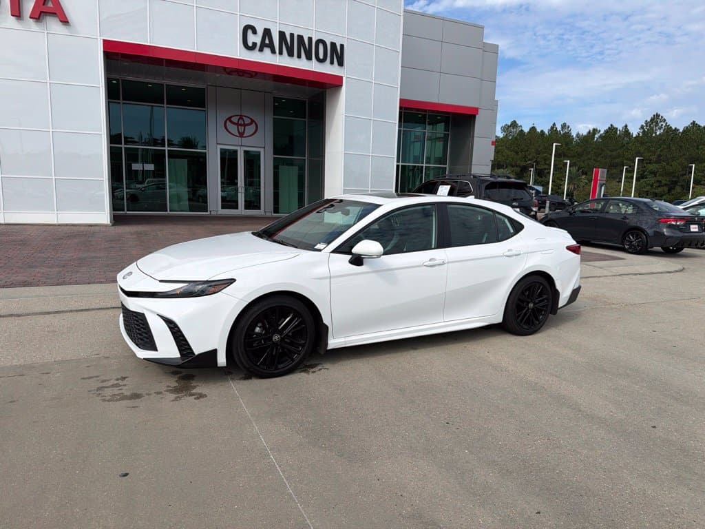 2026 Toyota Camry SE — photo 1 of 15