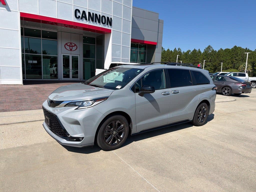 2024 Toyota Sienna XSE — photo 1 of 10