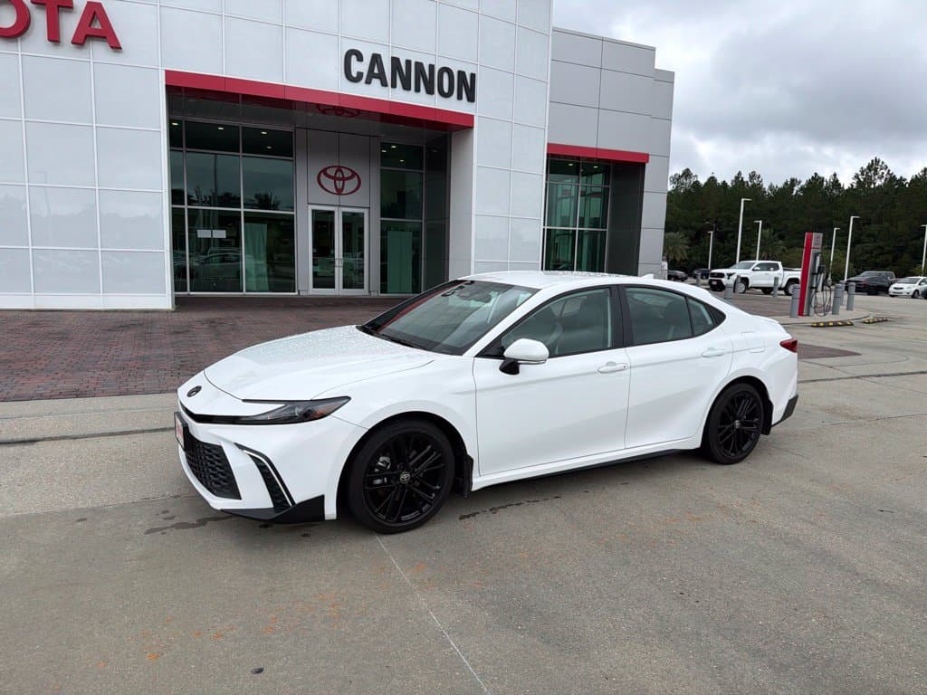 2025 Toyota Camry SE — photo 1 of 13
